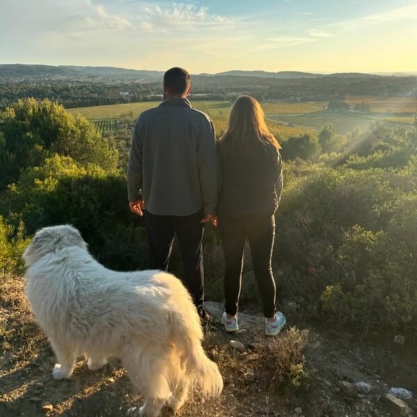 Couple en balade près du Restaurant La Cerise en Provence au pied du Mont Ventoux près de Carpentras aux portes du Lubéron dans le Sud de la France