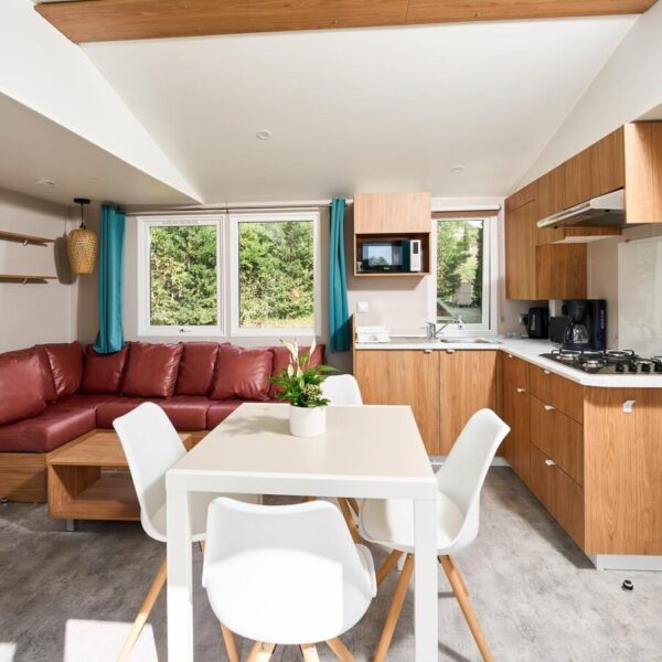 Intérieur d'un mobil home du Camping La Cerise en Provence au pied du Mont Ventoux près de Carpentras aux portes du Lubéron dans le Sud de la France