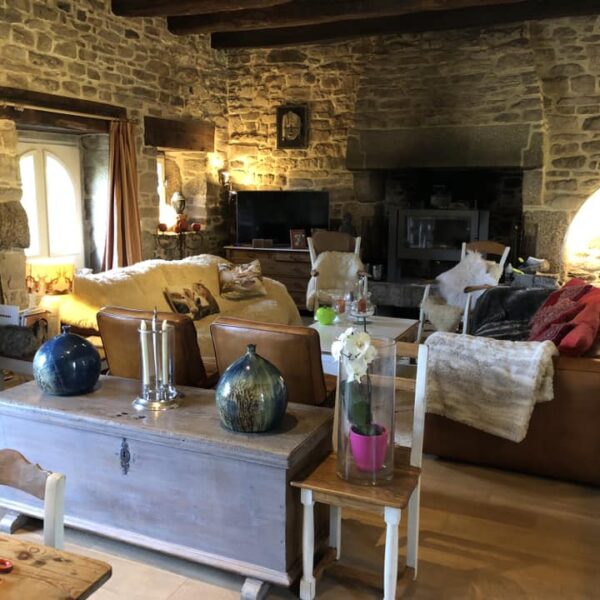 Salon confortable avec cheminée au Manoir de Botcol pour un Séjour insolite en Bretagne dans les Côtes d'Armor
