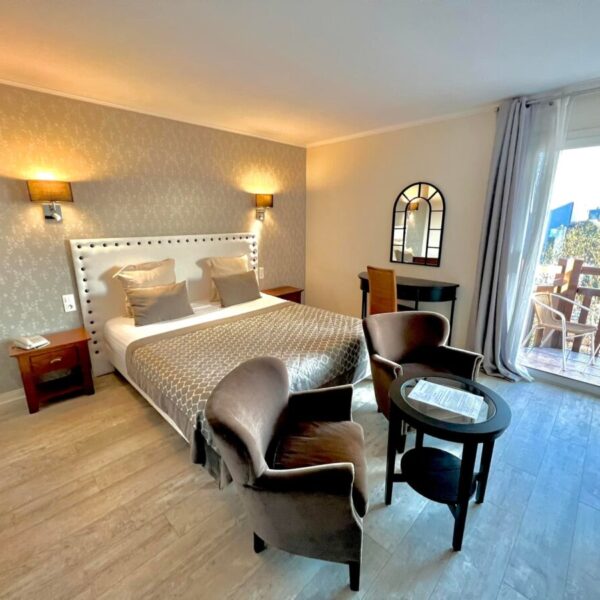 Chambre élégante de l'Hôtel Le Trophée à Deauville dans le Calvados en Normandie
