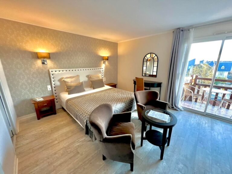 Chambre élégante de l'Hôtel Le Trophée à Deauville dans le Calvados en Normandie