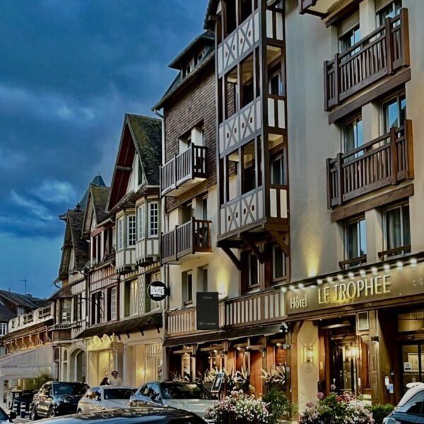 Façade de l'Hôtel Le Trophée à Deauville dans le Calvados en Normandie