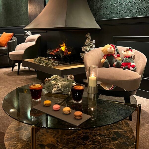 Salon cosy avec cheminée à l'Hôtel Le Trophée à Deauville dans le Calvados en Normandie