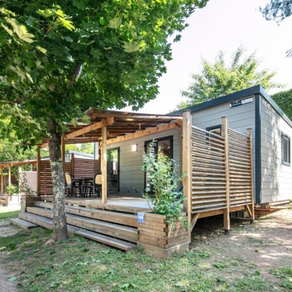 Mobilhome avec terrasse au Camping Domaine des Ranchisses en Ardèche près de Vallon Pont d'Arc dans le Sud de la France
