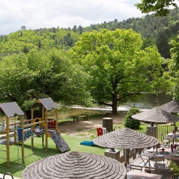 Aire de jeux enfants au Camping Domaine des Ranchisses en Ardèche près de Vallon Pont d'Arc dans le Sud de la France