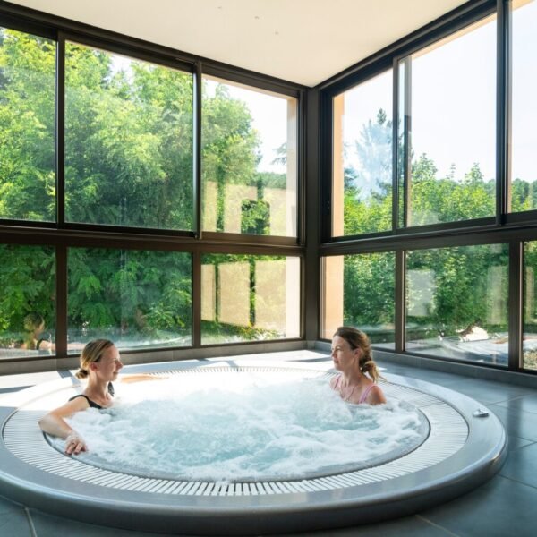Jacuzzi au Camping Domaine des Ranchisses en Ardèche près de Vallon Pont d'Arc dans le Sud de la France