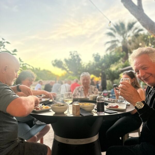 Repas convivial sur la terrasse du Restaurant La Cerise en Provence au pied du Mont Ventoux près de Carpentras aux portes du Lubéron dans le Sud de la France