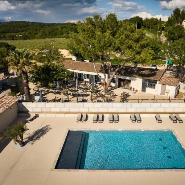 Piscine du Camping La Cerise en Provence au pied du Mont Ventoux près de Carpentras aux portes du Lubéron dans le Sud de la France