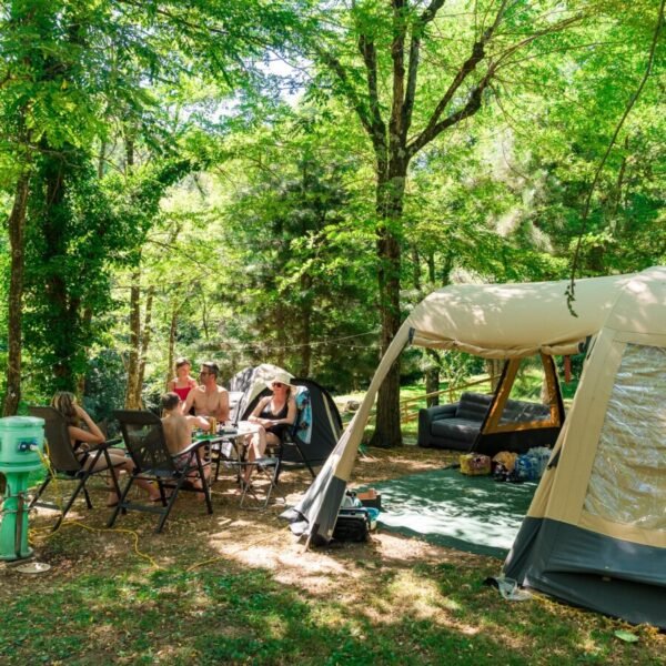 Famille sur un emplacement ombragé au Camping Domaine des Ranchisses en Ardèche près de Vallon Pont d'Arc dans le Sud de la France