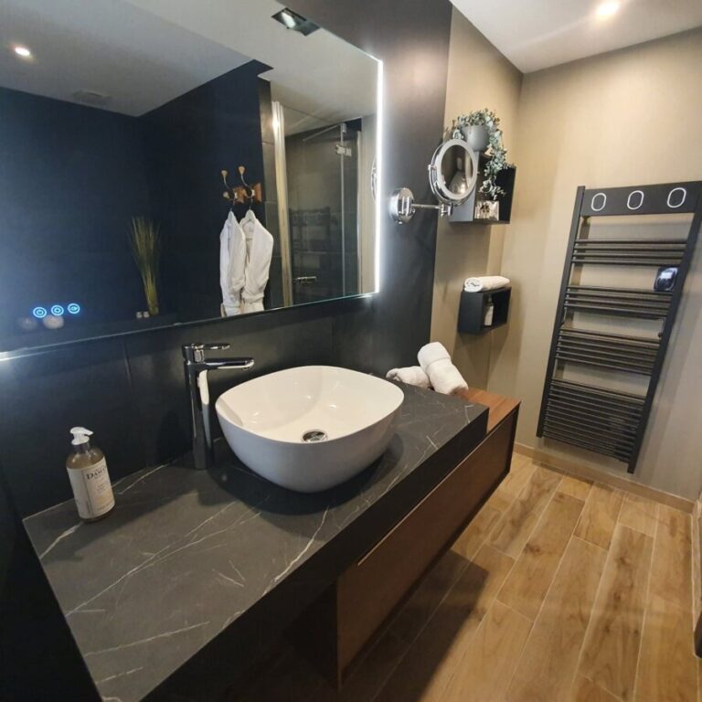 Salle de bain moderne à l'Hôtel Le Trophée à Deauville dans le Calvados en Normandie