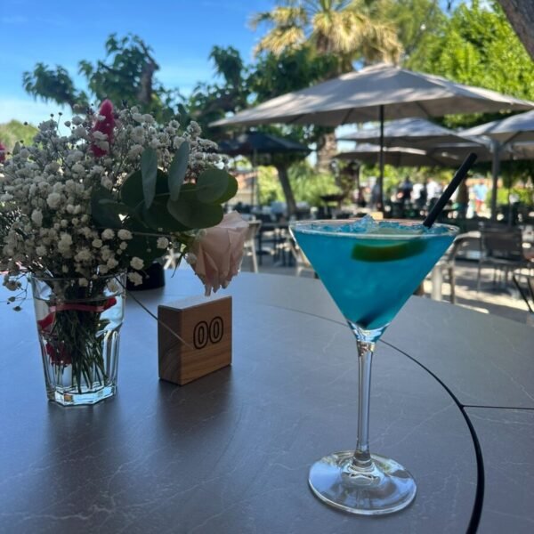 Cocktail sur la terrasse du Restaurant La Cerise en Provence au pied du Mont Ventoux près de Carpentras aux portes du Lubéron dans le Sud de la France
