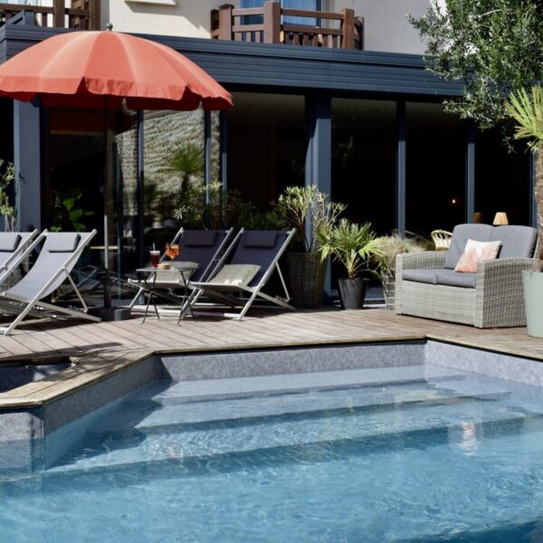 Piscine chauffée de l'Hôtel Le Trophée à Deauville dans le Calvados en Normandie