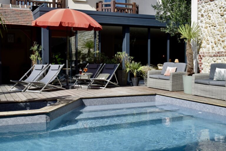 Piscine chauffée de l'Hôtel Le Trophée à Deauville dans le Calvados en Normandie