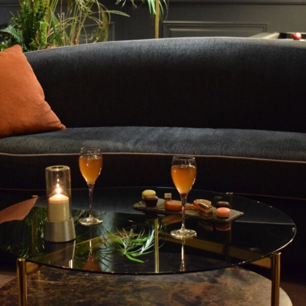 Salon du bar lounge de l'Hôtel Le Trophée à Deauville dans le Calvados en Normandie