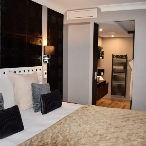 Chambre double romantique à l'Hôtel Le Trophée à Deauville dans le Calvados en Normandie