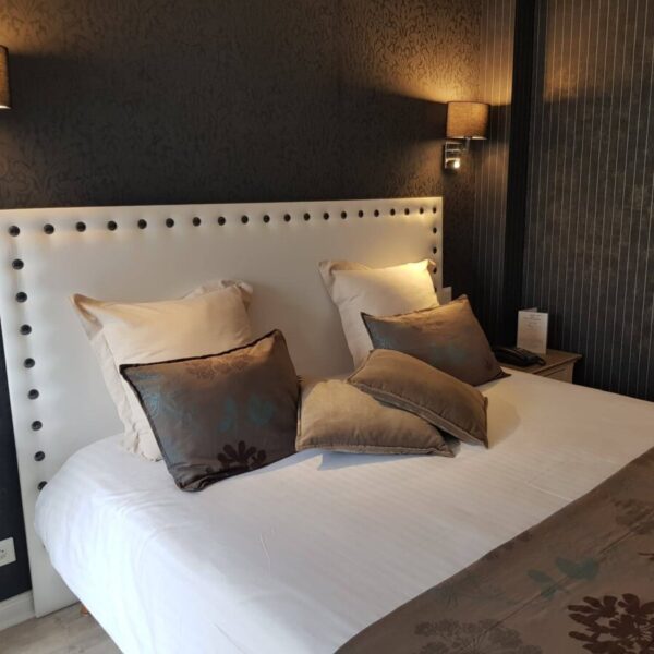 Chambre double romantique à l'Hôtel Le Trophée à Deauville dans le Calvados en Normandie