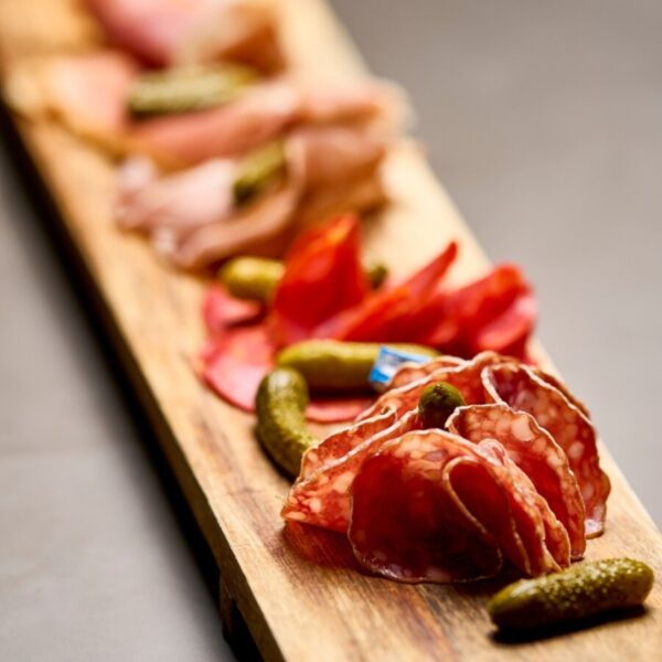 Planche de produits locaux à partager au Restaurant La Cerise en Provence au pied du Mont Ventoux près de Carpentras aux portes du Lubéron dans le Sud de la France