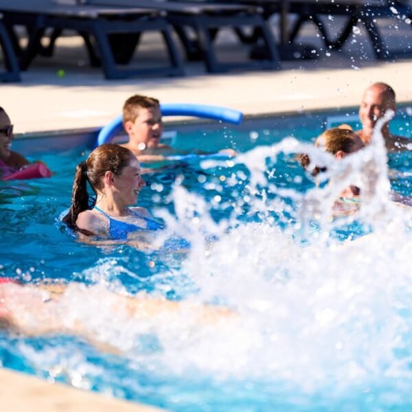 Les enfants s'amusent dans la piscine du Camping La Cerise en Provence au pied du Mont Ventoux près de Carpentras aux portes du Lubéron dans le Sud de la France