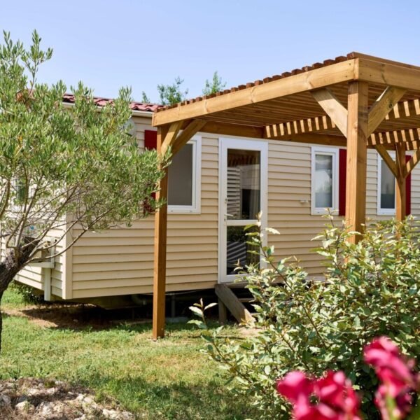 Mobil home dans un environnement fleuri au Camping La Cerise en Provence au pied du Mont Ventoux près de Carpentras aux portes du Lubéron dans le Sud de la France