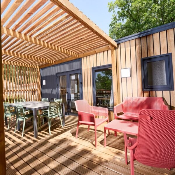 Terrasse d'un chalet au Camping La Cerise en Provence au pied du Mont Ventoux près de Carpentras aux portes du Lubéron dans le Sud de la France