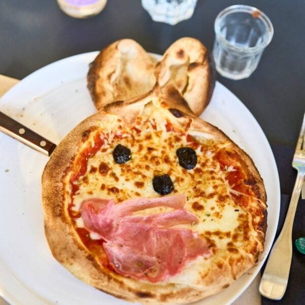 Pizza maison, pour faire sourire les enfants au Restaurant La Cerise en Provence au pied du Mont Ventoux près de Carpentras aux portes du Lubéron dans le Sud de la France
