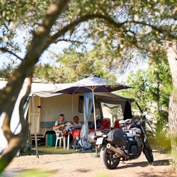 Accueil motard au Camping La Cerise en Provence au pied du Mont Ventoux près de Carpentras aux portes du Lubéron dans le Sud de la France
