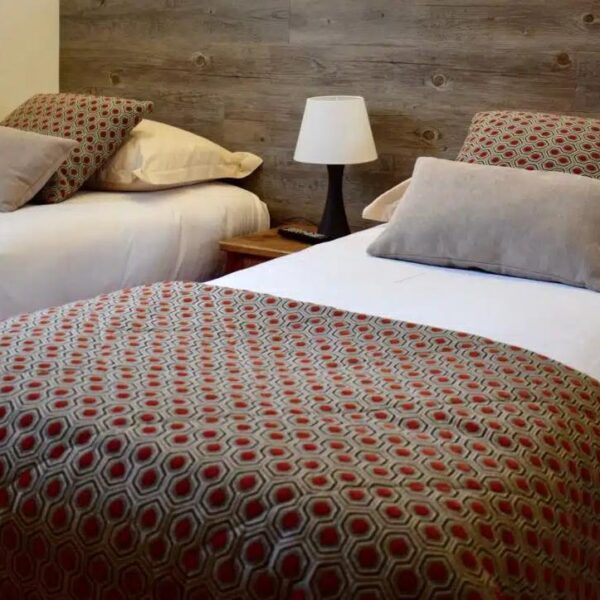 Chambre avec deux lits simples de l'Hôtel Le Trophée à Deauville dans le Calvados en Normandie