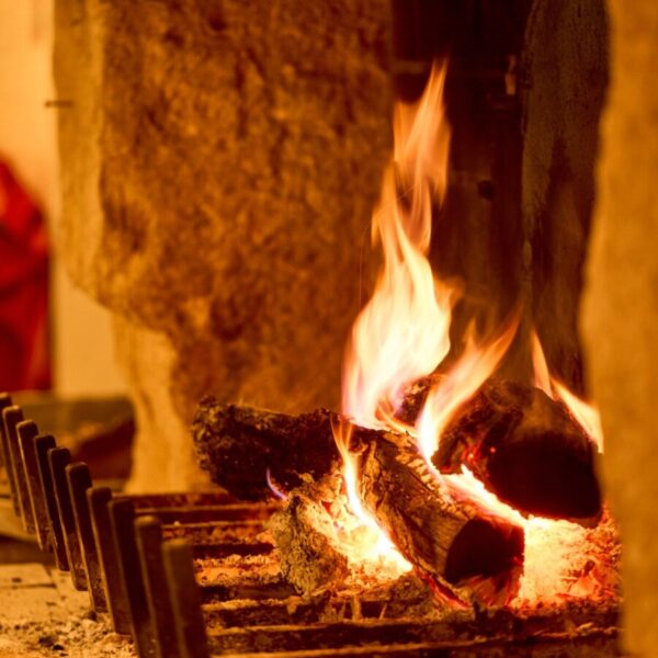 Feu de bois dans la cheminée de la salle du Restaurant La Cerise en Provence au pied du Mont Ventoux près de Carpentras aux portes du Lubéron dans le Sud de la France