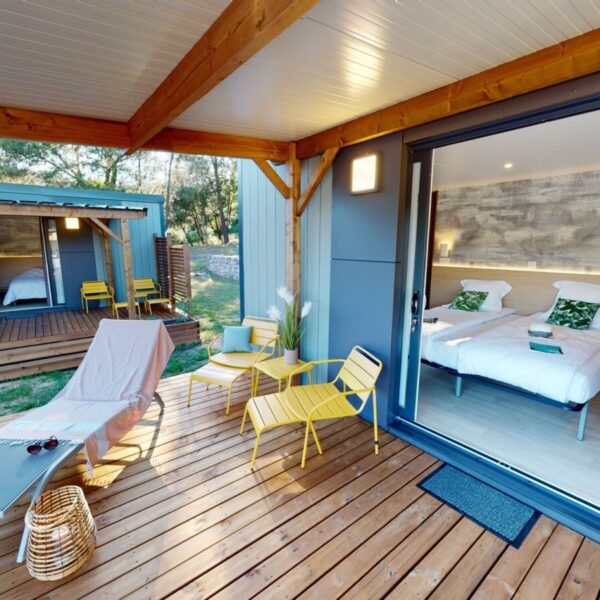 Terrasse d'un mobilhome du Camping Domaine des Ranchisses en Ardèche près de Vallon Pont d'Arc dans le Sud de la France