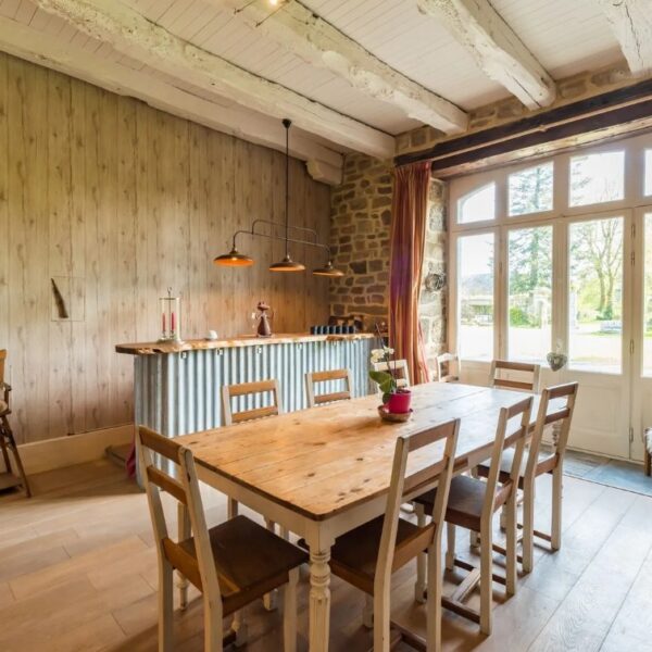 Salle à manger au Manoir de Botcol pour un Séjour insolite en Bretagne dans les Côtes d'Armor