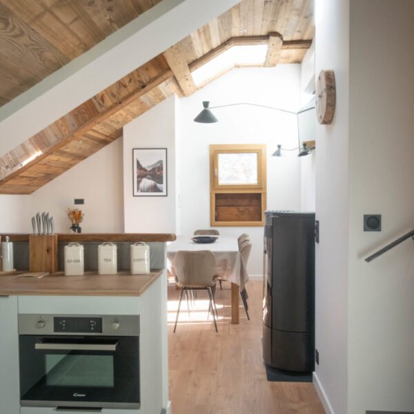 cuisine ouverte sur la pièce de vie lumineuse du Chalet L’Altizoard à Briançon dans les Hautes Alpes