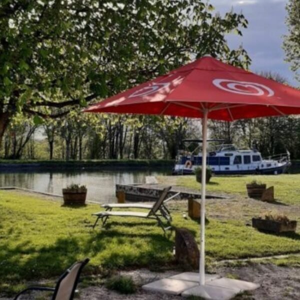 Terrasse au bord de l'eau à La Maison du Canal à Clamerey en Côte d'Or en Bourgogne