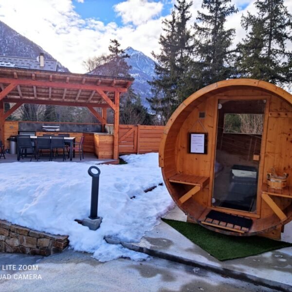 Sauna et terrasse en hiver au Chalet L’Altizoard à Briançon dans les Hautes Alpes
