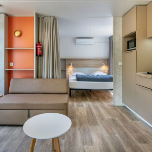Intérieur mobilhome du Camping Domaine des Ranchisses en Ardèche près de Vallon Pont d'Arc dans le Sud de la France