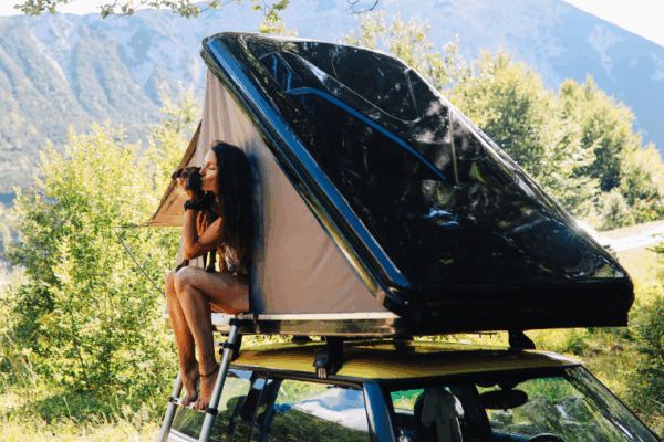 Voyager en tente de toit avec son chien
