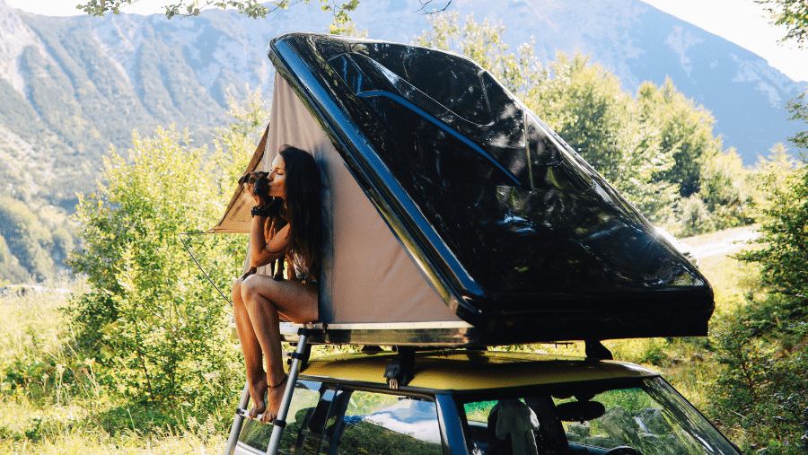Voyager en tente de toit avec son chien