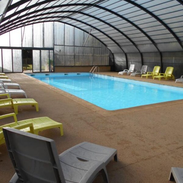 Piscine chauffée et couverte, avec transats, Camping Seasonova les Marguerite, à Gamaches, dans la Somme - Picardie - Hauts-de-France