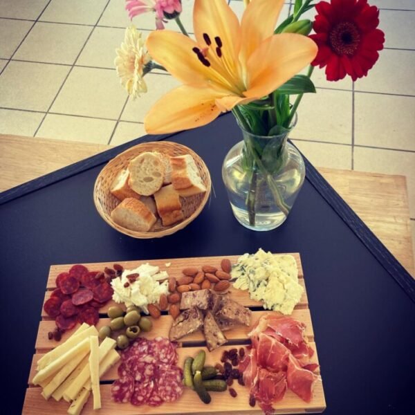 Planche apéro au Camping de Montolieu dans l'Aude près de Carcassonne dans le Sud de la France
