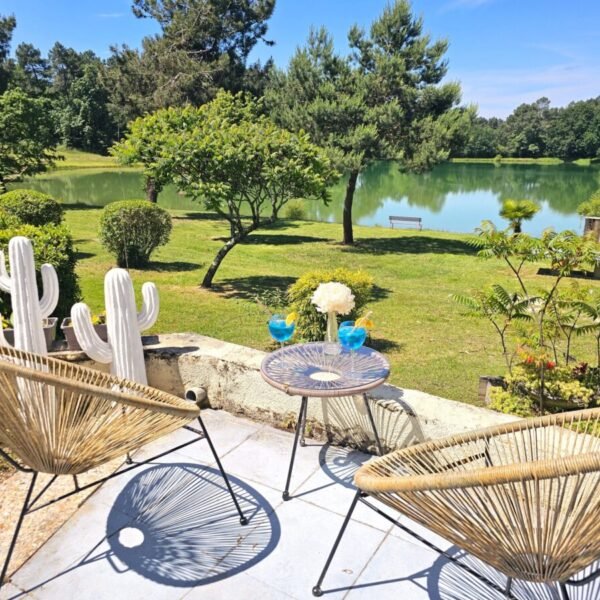 Terrasse avec vue sur l'étang - Camping Ecolodge Gaïa, à Douville, entre Bergerac et Périgueux - Dordogne