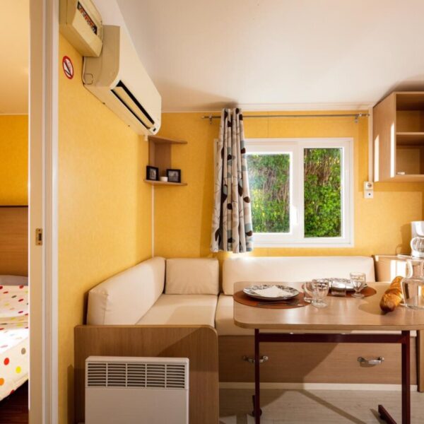 Intérieur d'un mobilhome du Camping de Montolieu dans l'Aude près de Carcassonne dans le Sud de la France