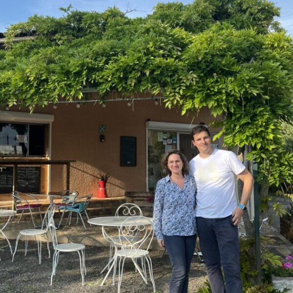 Les propriétaires du Camping de Montolieu dans l'Aude près de Carcassonne dans le Sud de la France