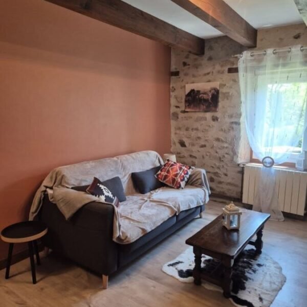 Séjour avec canapé convertible du gîte Nesst - Corrèze - Plateau des Millevaches