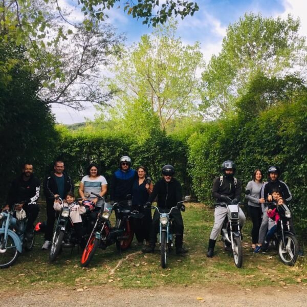 Accueil motards au Camping de Montolieu dans l'Aude près de Carcassonne dans le Sud de la France