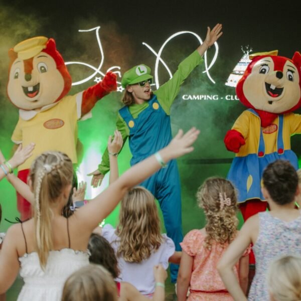 Club enfants de 5 à 17 ans - Camping Yelloh Village La Plaine, à Ruoms, en Ardèche