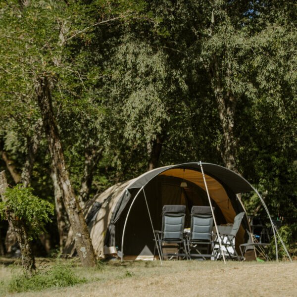 Emplacement de tente spacieux avec animaux bienvenus - Camping Yelloh Village La Plaine, à Ruoms, en Ardèche