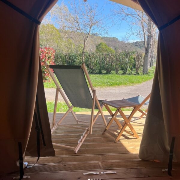 Vue depuis un hébergement insolite au Camping de Montolieu dans l'Aude près de Carcassonne dans le Sud de la France