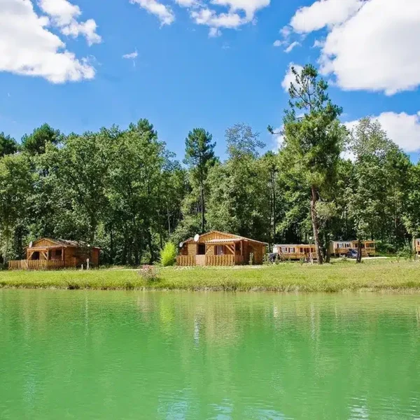 Chalet en bord d'étang Camping Ecolodge Gaïa, à Douville, entre Bergerac et Périgueux - Dordogne