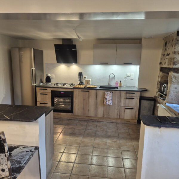 Cuisine ouverte et tout équipée - Gîte Nesst - Corrèze - Plateau des Millevaches