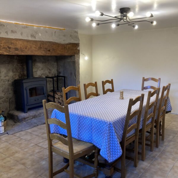 Grand séjour avec poêle et grande table pour 8 personnes - Gîte Nesst - Corrèze - Plateau des Millevaches