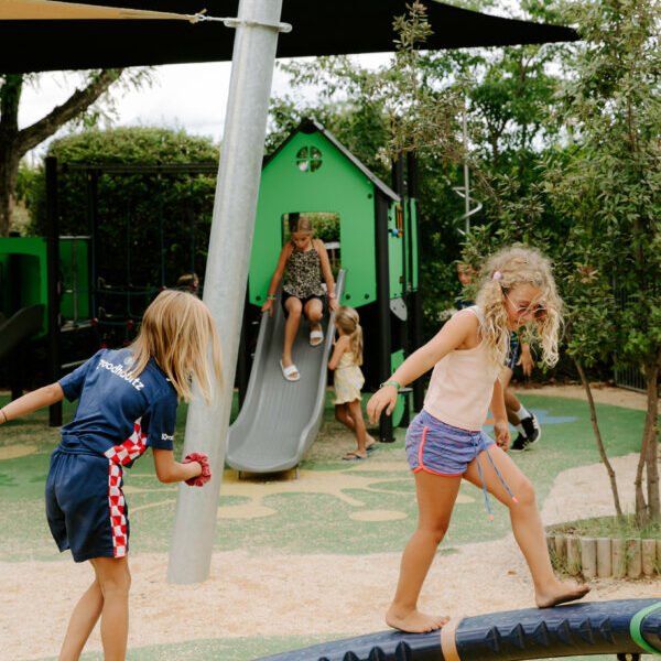 Parc et activités pour enfants au Snack bar du Camping Yelloh! Village La Plaine, à Ruoms, en Ardèche